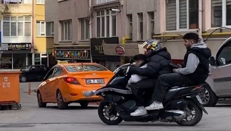 Motosiklette üç kişilik tehlikeli yolculuk