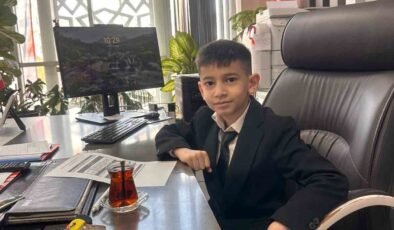 Müdür koltuğuna oturan küçük çocuk ilk talimatıyla arkadaşlarını sevindirdi