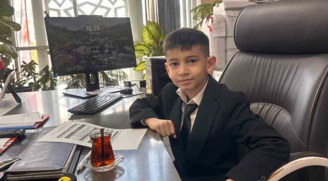Müdür koltuğuna oturan küçük çocuk ilk talimatıyla arkadaşlarını sevindirdi