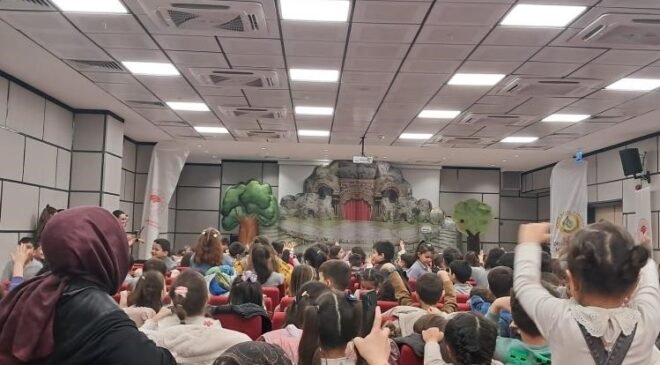 Okul öncesi öğrencileri ‘Akıllı Tavşan Momo’ müzikaline katıldı