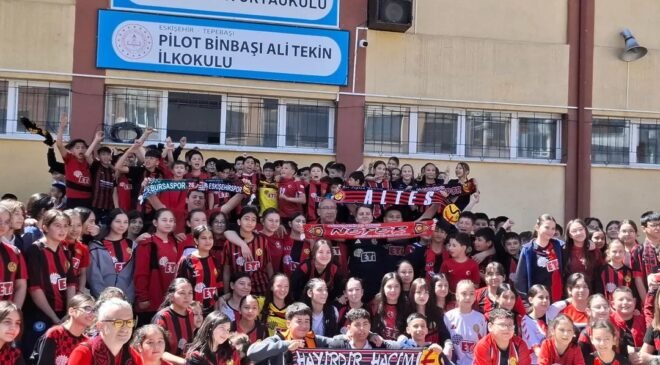 Okula Eskişehirsor formasıyla gelip teneffüslerde yaptıkları tezahüratlarla takımlarının başarısını kutladılar