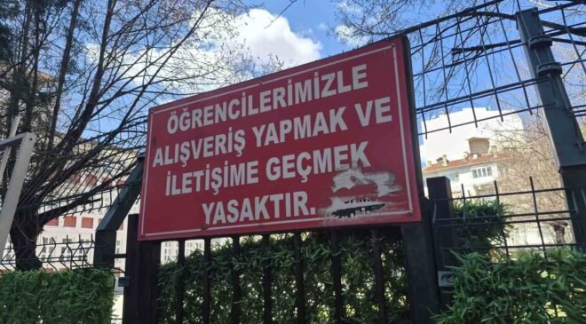 Okulun bahçesindeki çevre tellerine asılan ’iletişim’ yasağı notu dikkat çekti
