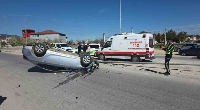 Otomobil aydınlatma direğine çarpıp ters döndü, sürücü yaralandı