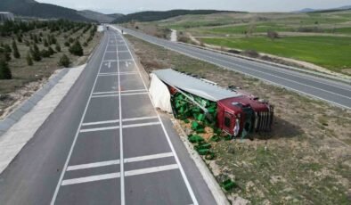 Patates yüklü tır devrildiği kazada 3 kişi yaralandı