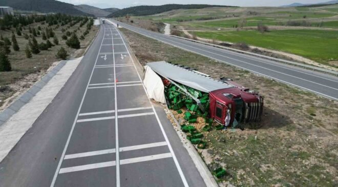 Patates yüklü tır devrildiği kazada 3 kişi yaralandı