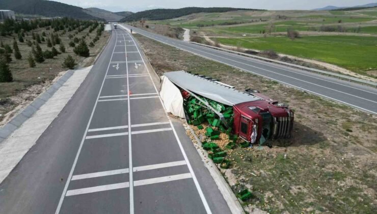 Patates yüklü tır devrildiği kazada 3 kişi yaralandı