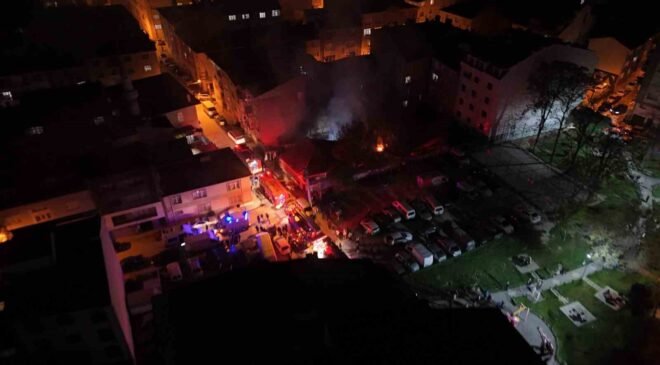 Patlama sesleri gelen gecekondu bahçesinde çıkan yangın yan binaya sıçradı