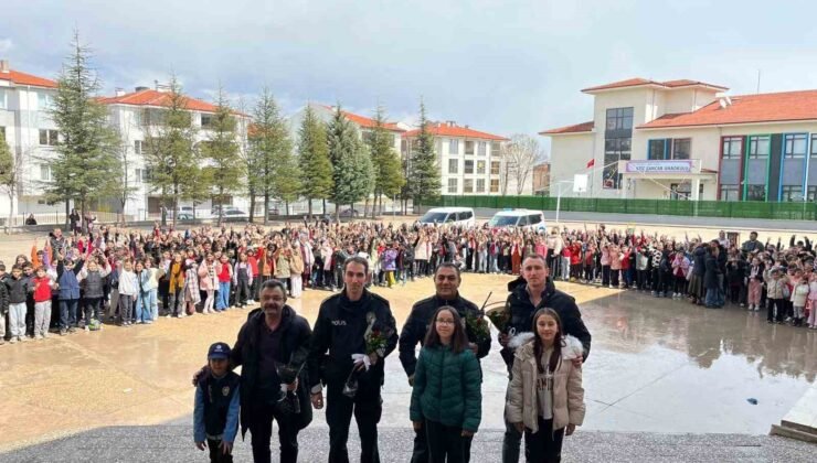 Polis abilerini çoşku ve sevinçle karşıladılar