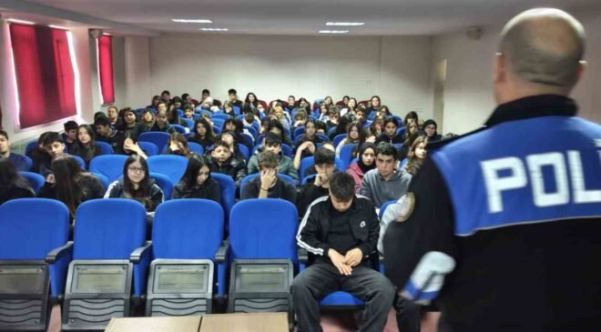 Polisin lise öğrencilerine yönelik eğitimleri devam ediyor