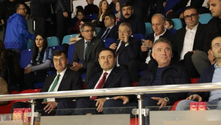 Protokolden Kütahya Belediyespor’a tribün desteği