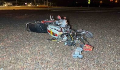 Refüje çarpıp parçalanan motosiklette 2 kişi yaralandı