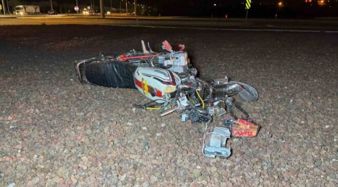 Refüje çarpıp parçalanan motosiklette 2 kişi yaralandı