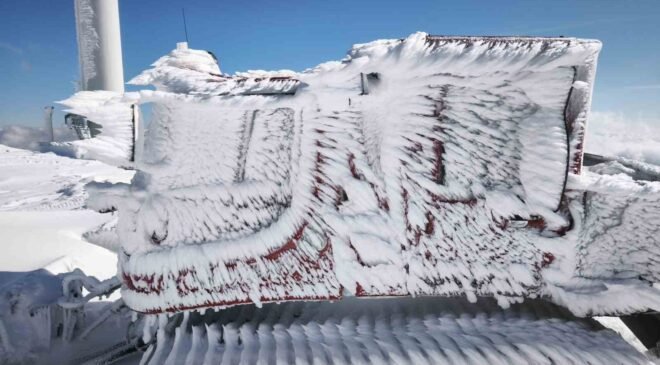 Rüzgâr türbinlerine ulaşmak için karla kaplı yollarda adeta tünel açtılar