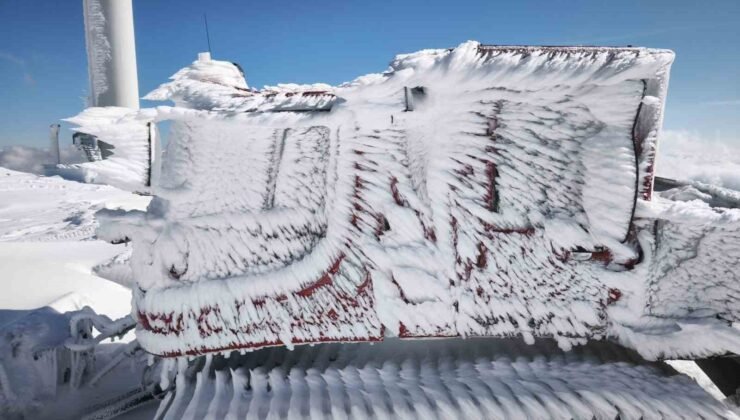 Rüzgâr türbinlerine ulaşmak için karla kaplı yollarda adeta tünel açtılar