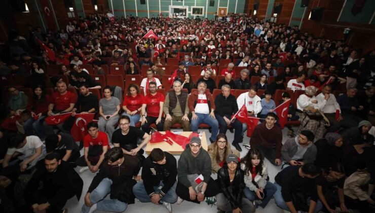 Salonda iğne atsan yere düşmedi