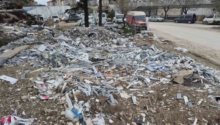 Sanayi sitesindeki boş alanlar mermer atıkları ve inşaat molozlarıyla doldu