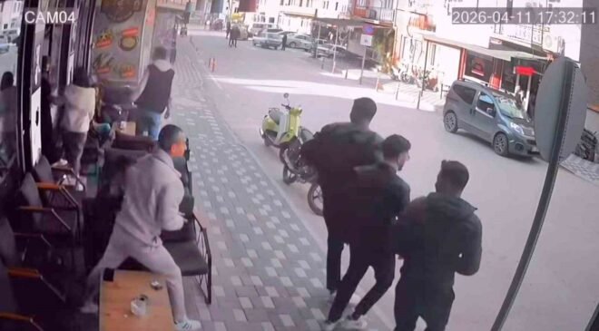 Simav’da 4.8 büyüklüğünde deprem anı kamerada