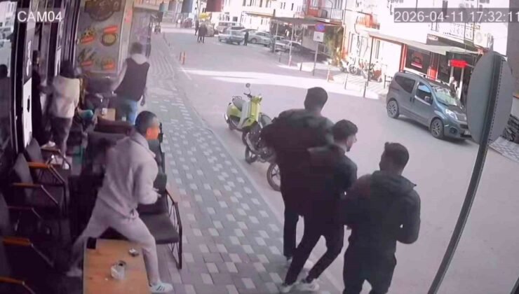 Simav’da 4.8 büyüklüğünde deprem anı kamerada