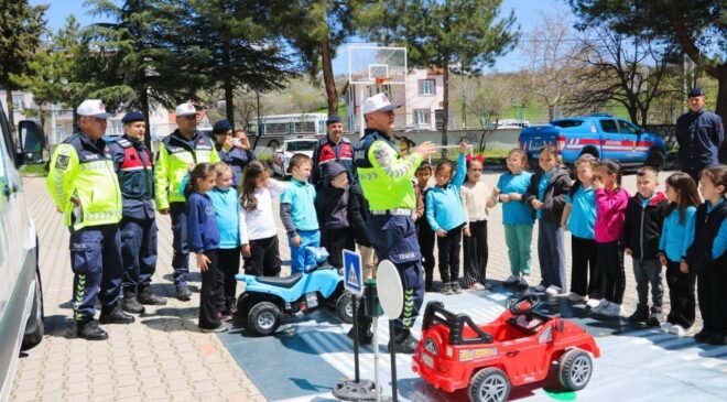 Simav’da öğrencilere trafik eğitimi