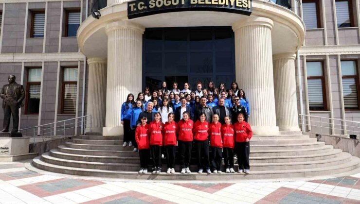 Söğüt Spor Voleybol Takımı’nı makamında kabul etti