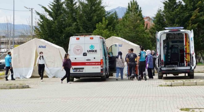 Tatbikat için canlı canlı tabuta girdi