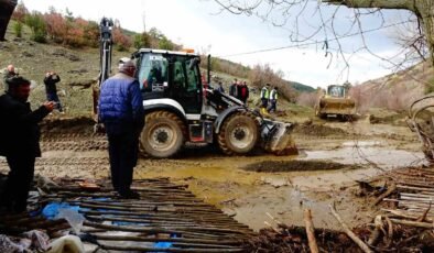Tavşanlı’da gölet taştı, bir ev ve ahır sular altında kaldı