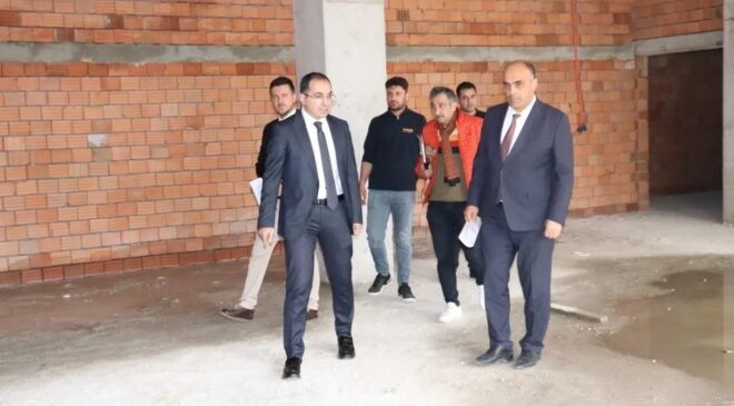 Tavşanlı’da Kaymakam Özdemir yeni okul inşaatı yerinde incelendi