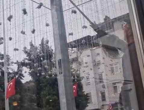 Temizlik işçisinin bayrak duyarlılığı