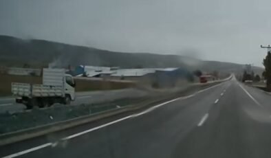 Ters yöne giren kamyonetin tehlikeli yolculuğu kameraya yansıdı