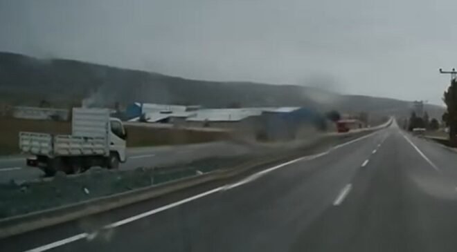 Ters yöne giren kamyonetin tehlikeli yolculuğu kameraya yansıdı