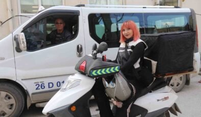 Trafikte karşılaştığı kadın kuryede sanki kaybettiği kızını gördü