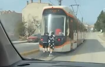 Tramvayın arkasına tutunan patenli çocukların tehlikeli yolculuğu