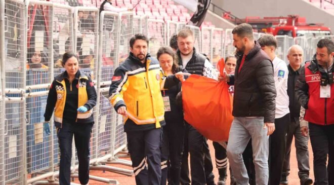 Tribünde epilepsi nöbeti geçiren taraftara sağlık ekipleri müdahale etti