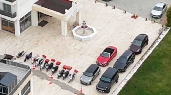 Tutuklu Başkan Yalım’ın sevgilisine aldığı milyonluk otomobil ve diğer araçlar, kayyım atanan otele getirildi