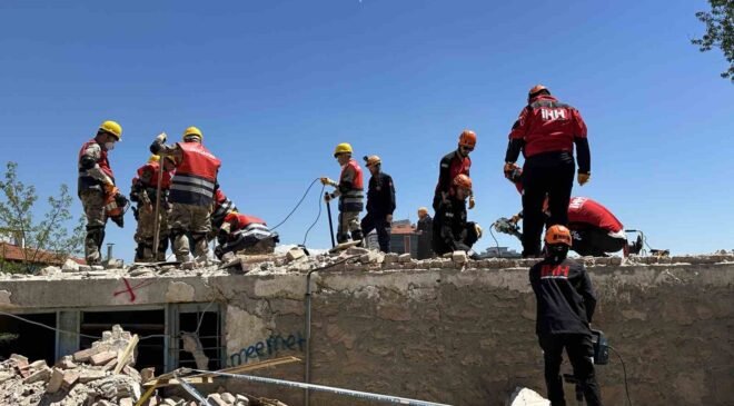Uşak’ta gerçeği aratmayan deprem tatbikatı gerçekleştirildi