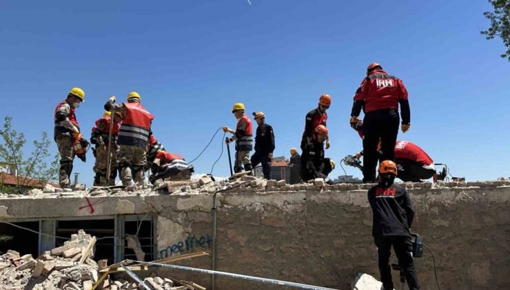 Uşak’ta gerçeği aratmayan deprem tatbikatı gerçekleştirildi