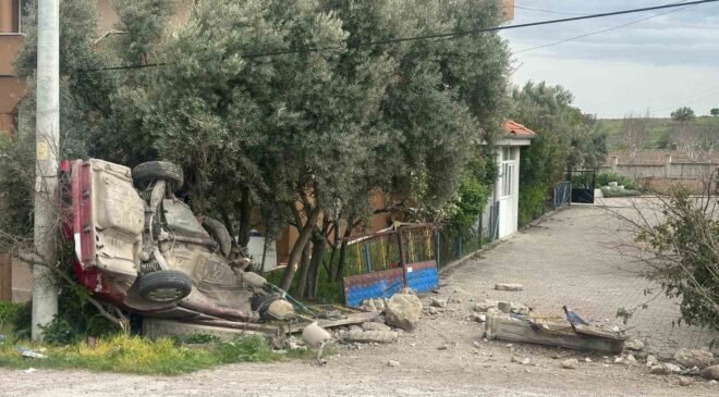 Uşak’ta otomobil evin bahçe duvarına çarptı: 1 ölü, 1 yaralı