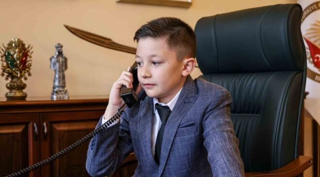 Vali Sözer, 23 Nisan’da makamını minik Yiğit’e devretti.