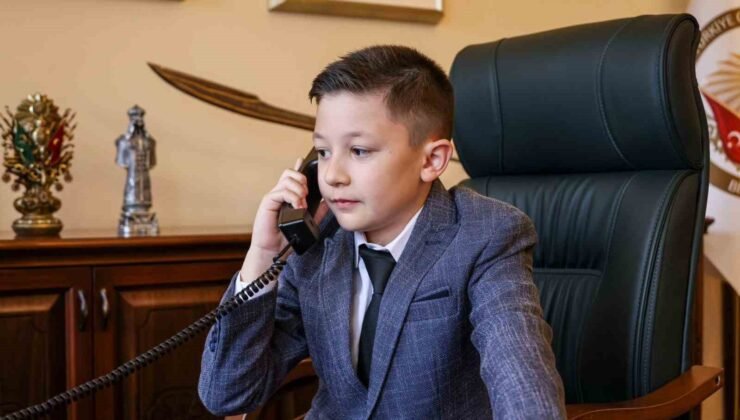 Vali Sözer, 23 Nisan’da makamını minik Yiğit’e devretti.