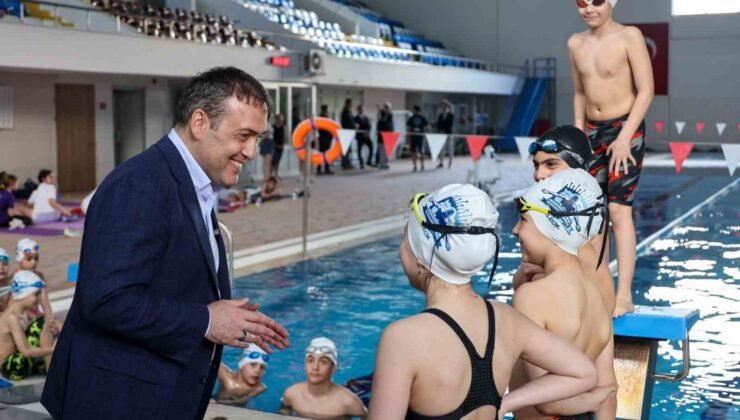 Vali Sözer kapalı yüzme havuzunda sporcularla bir araya geldi