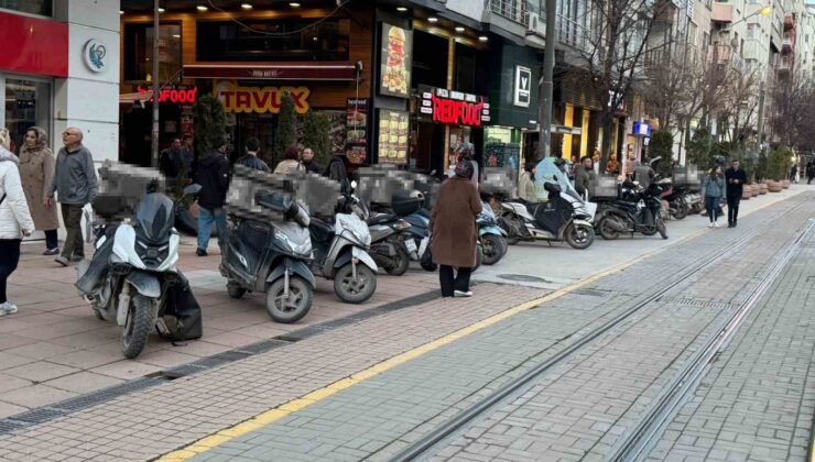 Vatandaş hatalı park edilen kurye motosikletlerinden rahatsız