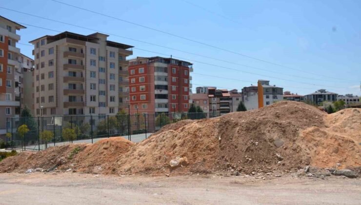 Vatandaşlardan yol kenarına dökülen hafriyatlara tepki