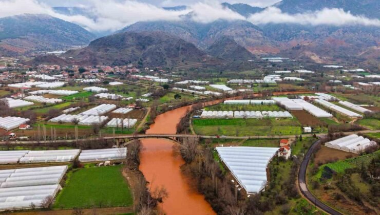 Yağmur sonrası Sakarya Nehri’nin rengi değişti