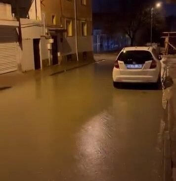 Yağmur suyu ile kaplanan sokaklar vatandaşa zorluk yaşattı