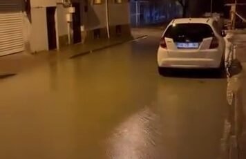 Yağmur suyu ile kaplanan sokaklar vatandaşa zorluk yaşattı