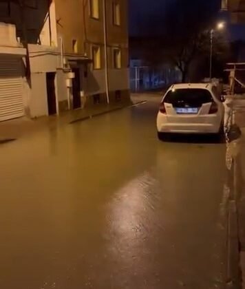 Yağmur suyu ile kaplanan sokaklar vatandaşa zorluk yaşattı