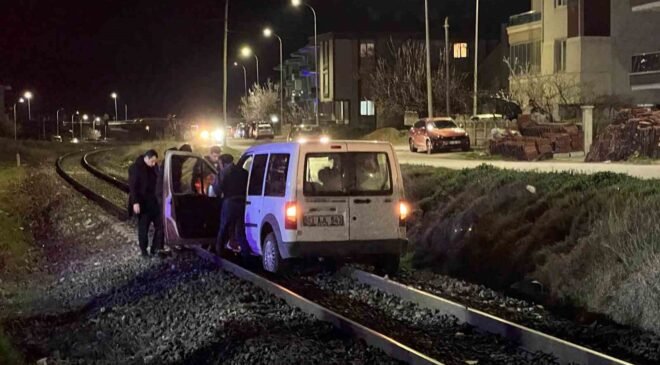 Yolu karıştırıp tren raylarına giren sürücünün tehlikeli anları
