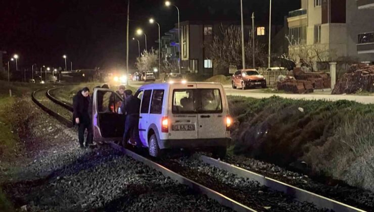 Yolu karıştırıp tren raylarına giren sürücünün tehlikeli anları