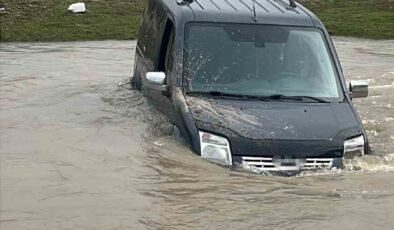 Yolunu kaybetti, aracıyla çayı geçmeye çalışırken suda mahsur kaldı