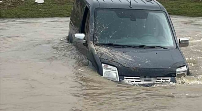 Yolunu kaybetti, aracıyla çayı geçmeye çalışırken suda mahsur kaldı